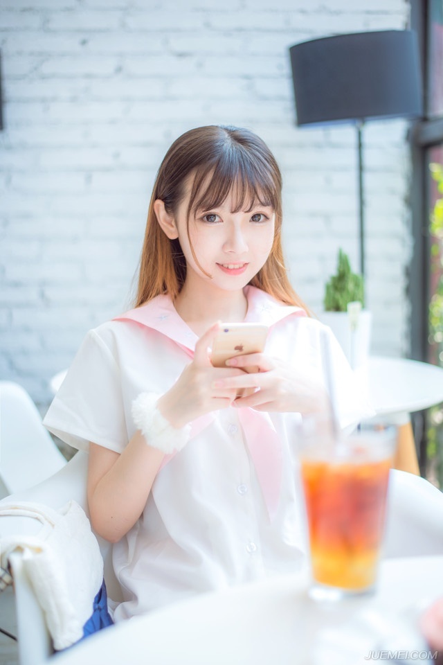 严颜乃蜀中名将，而且在刘焉入蜀之前，就已经名动蜀中，自问无论兵法武艺，不会比中原那些名将差多少，但却苦于没有证实自己的机会，这一次诸葛亮入蜀，本以为会有一场恶战，只可惜，成都事变，连主公都没了，再打下去也就没有了意义，所以他选择了向诸葛亮投诚。